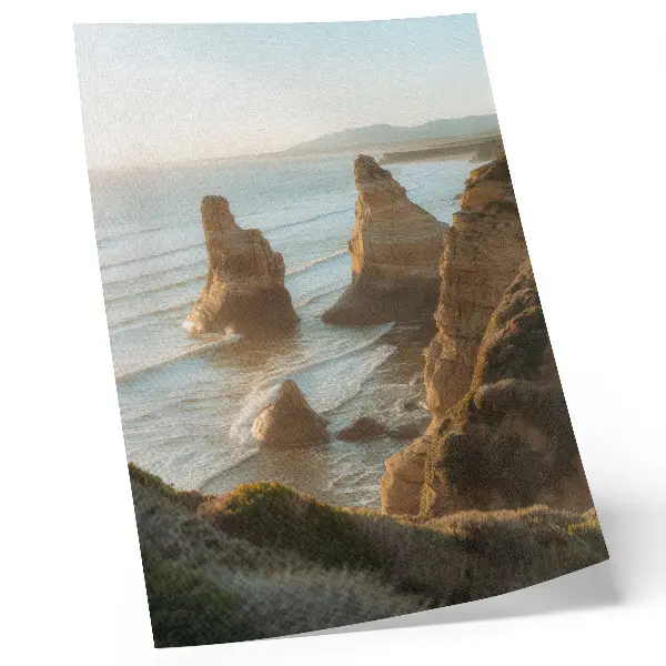 Wandposter Felsenklippen bei Sonnenuntergang am Meer