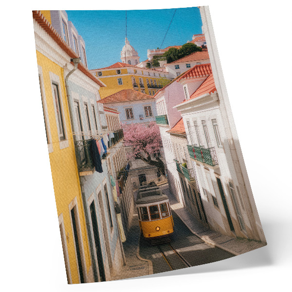 Kunstdruck leinwand Eine Straße mit einer Straßenbahn, pastellfarbenen Mietshäusern und Blumen