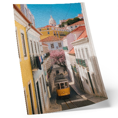 Kunstdruck leinwand Eine Straße mit einer Straßenbahn, pastellfarbenen Mietshäusern und Blumen