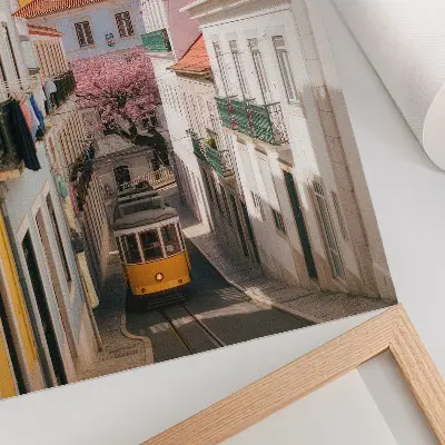 Kunstdruck auf Leinwand eine Straße mit Straßenbahn in pastellfarbenen Mietshäusern und Blumen
