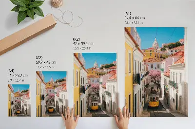 Kunstdruck auf Leinwand eine Straße mit Straßenbahn in pastellfarbenen Mietshäusern und Blumen
