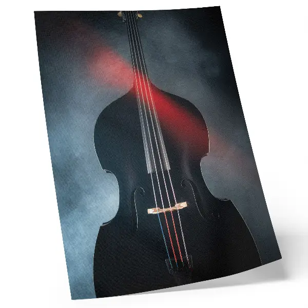 Wandposter mit dunklem Hintergrund und roten Akzenten im Kontrast