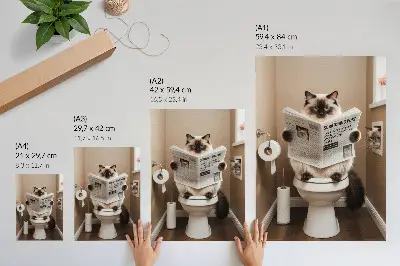 Wandposter Katze vor einer beigen Zeitungswand mit humorvoller und warmer Ausstrahlung
