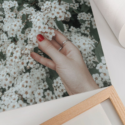 Kunstdruck leinwand Weiße Blumen, grüne Hände, rote Nägel