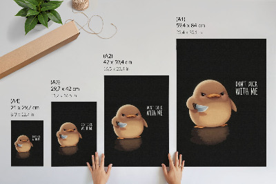 Poster Niedliche Ente mit Messer auf schwarzem Hintergrund