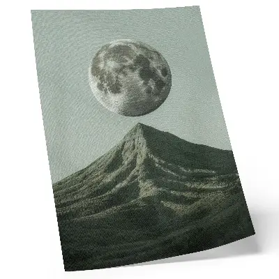Poster Mond über dem Berg in grünen Farbtönen mit geheimnisvoller Landschaft