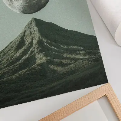 Poster Mond über dem Berg in grünen Farbtönen mit geheimnisvoller Landschaft