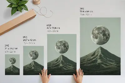 Poster Mond über dem Berg in grünen Farbtönen mit geheimnisvoller Landschaft
