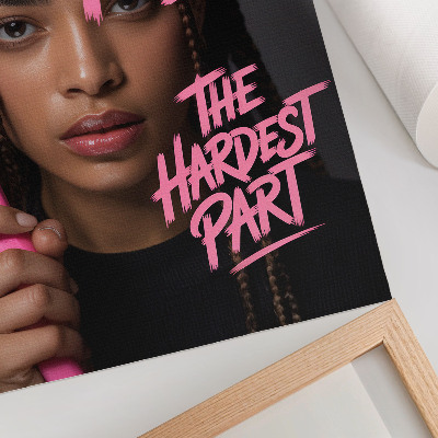 Poster Gesicht mit pinkfarbener Schrift, dynamische Atmosphäre