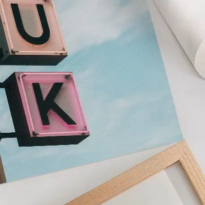Wandposter Neonbuchstaben in Pastellfarben für eine moderne Gestaltung