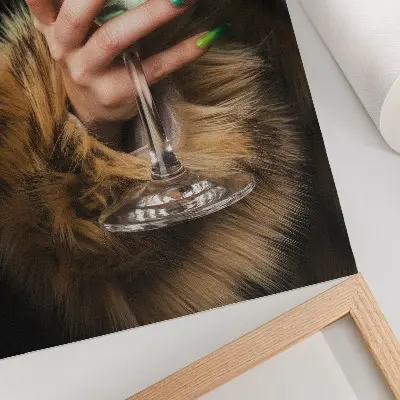 Wandposter Hand mit farbigen Nägeln im Glasfell-Design