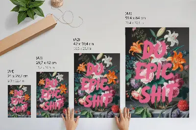 Poster mit rosa Schriftzug auf einem Hintergrund aus bunten Blumen