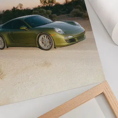 Poster Sportwagen vor grünem Wüstensonnenuntergang