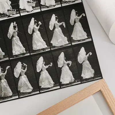 Kunstdruck auf Leinwand Frau hebt einen Korb und winkt mit einem Taschentuch von Eadweard Muybridge aus dem Jahr 1887