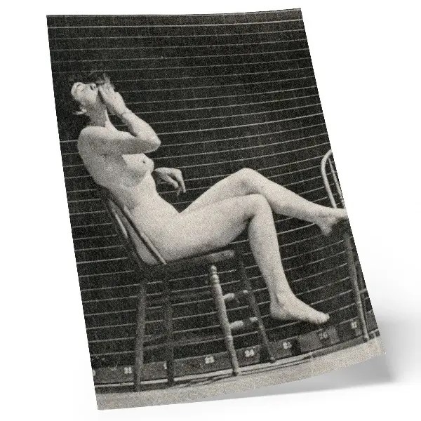 Wandposter Frau sitzt nackt auf einem Stuhl und raucht eine Zigarette von Eadweard Muybridge