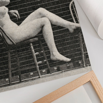 Wandposter Frau sitzt nackt auf einem Stuhl und raucht eine Zigarette, Eadweard Muybridge
