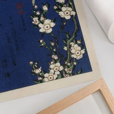 Poster Katsushika Hokusai (1760–1849) mit dem Motiv Rotkehlchen auf einem Kirschblütenzweig