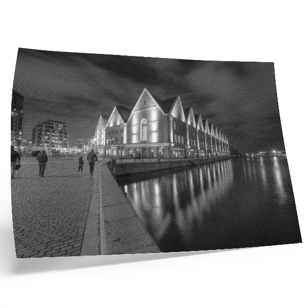 Poster Monochromatische Architektur mit Spiegelung im Wasser