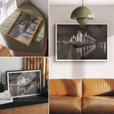 Poster Monochromatische Architektur mit Spiegelung im Wasser