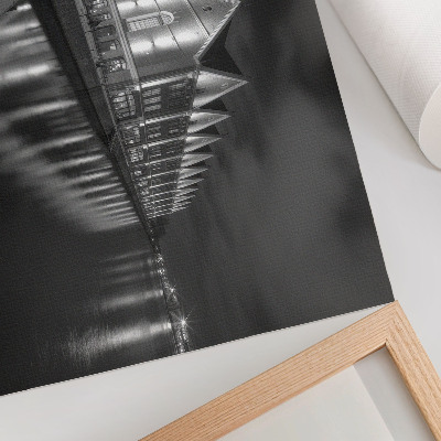 Poster Monochromatische Architektur mit Spiegelung im Wasser