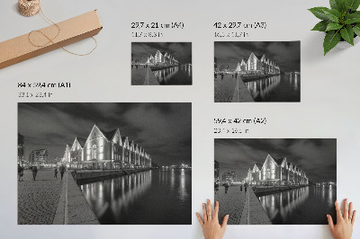 Poster Monochromatische Architektur mit Spiegelung im Wasser