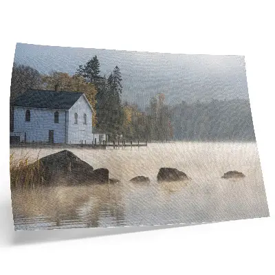 Kunstdruck Neblige Landschaft mit See, Ferienhaus und Bäumen im Herbst
