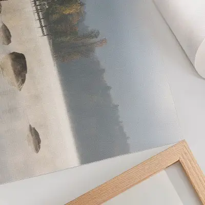 Kunstdruck Neblige Landschaft mit See, Ferienhaus und Bäumen im Herbst