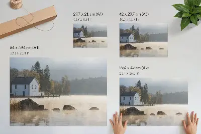Kunstdruck Neblige Landschaft mit See, Ferienhaus und Bäumen im Herbst