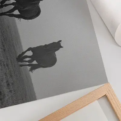 Poster galoppierende Pferde in sanftem Nebel vor friedlicher Weite