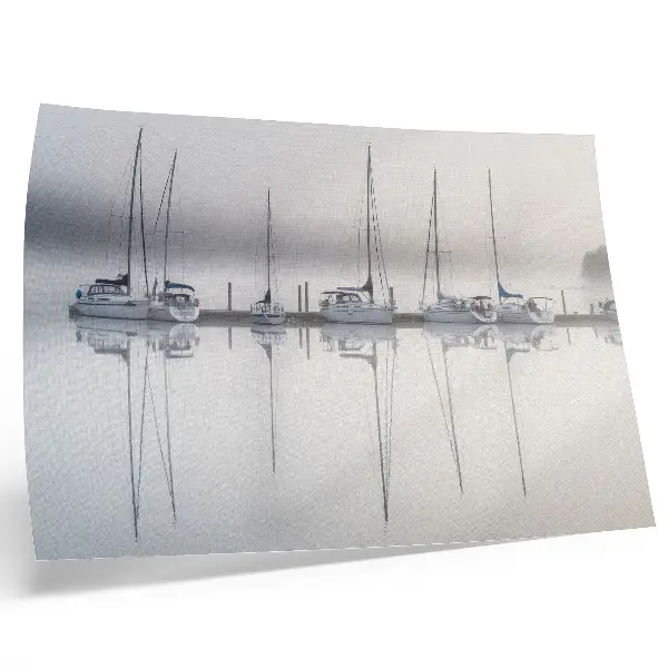 Kunstdruck Poster nebliger Yachthafen mit ruhiger Spiegelung der Yachten