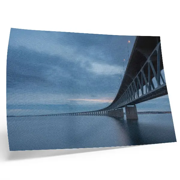 Poster mit einer modernen Brücke über ruhigem Wasser