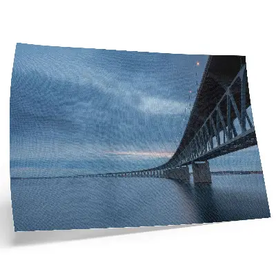 Poster mit einer modernen Brücke über ruhigem Wasser