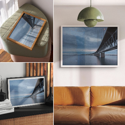 Poster Eine moderne Brücke über ruhiges Wasser