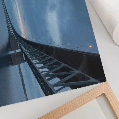 Poster mit einer modernen Brücke über ruhigem Wasser