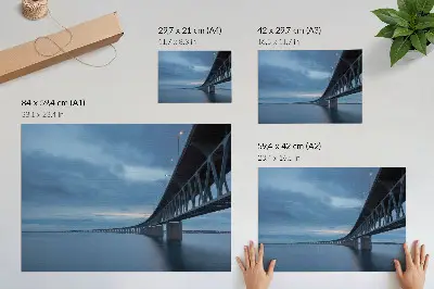 Poster mit einer modernen Brücke über ruhigem Wasser