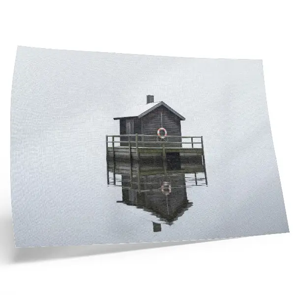 Kunstdruck Holzhütte am Wasser mit symmetrischem Minimalismus-Motiv