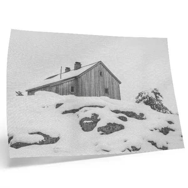 Poster minimalistisches Winterhaus vor einer Schneekulisse