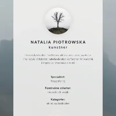 Poster minimalistisches Winterhaus vor einer Schneekulisse