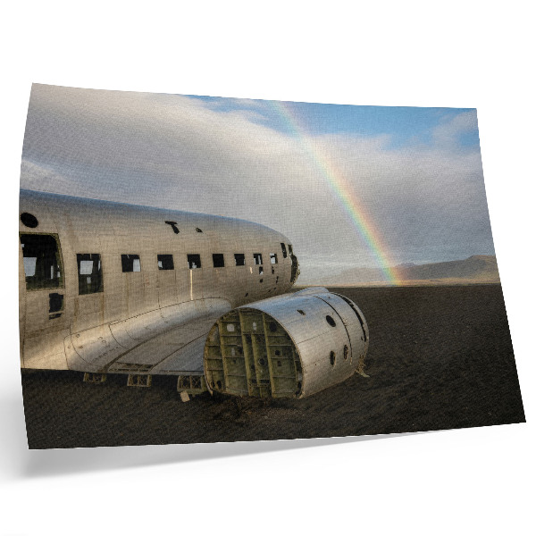Poster Ein Flugzeugwrack aus Metall vor dem Hintergrund eines Regenbogens.