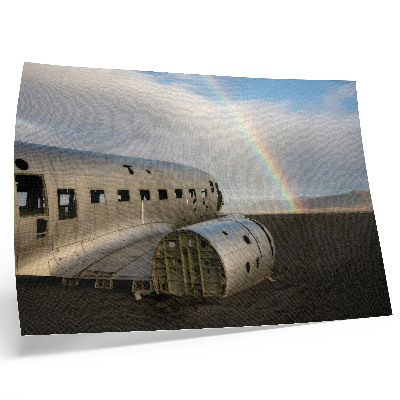 Poster Ein Flugzeugwrack aus Metall vor dem Hintergrund eines Regenbogens.