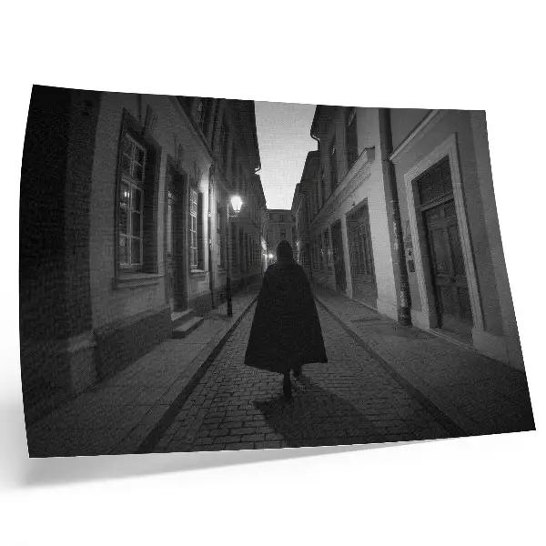Poster dunkle Straße mit geheimnisvoller Gestalt und nostalgischer Atmosphäre
