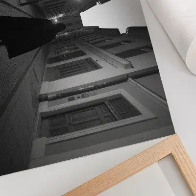Poster dunkle Straße mit geheimnisvoller Gestalt und nostalgischer Atmosphäre