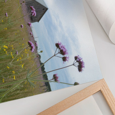 Poster kunstdruck Wiese mit lila und gelben Blumen auf einer ländlichen Scheune