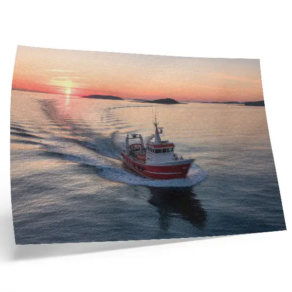 Kunstdruck Sonnenuntergang über dem ruhigen Meer mit Bootsbewegung