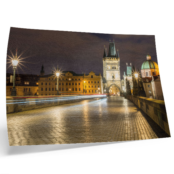Poster Charmante, nachts beleuchtete Brückenarchitektur der Stadt