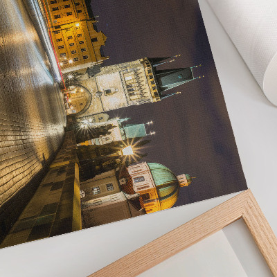 Poster Charmante, nachts beleuchtete Brückenarchitektur der Stadt