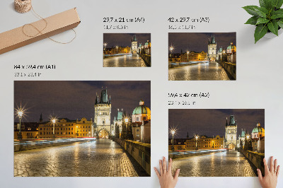 Poster Charmante, nachts beleuchtete Brückenarchitektur der Stadt