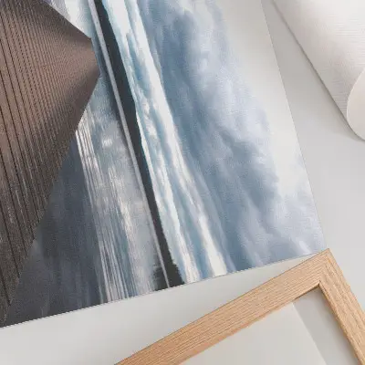 Poster malerischer Steg am Seeufer mit Blick auf die Berge