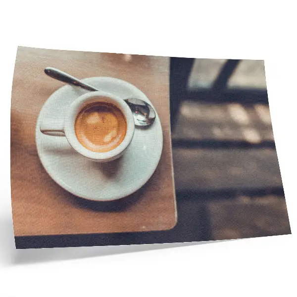 Kunstdruck Poster eine Tasse Espresso auf einem Holztisch mit Kontrasten
