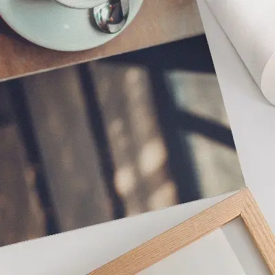 Kunstdruck Poster eine Tasse Espresso auf einem Holztisch mit Kontrasten